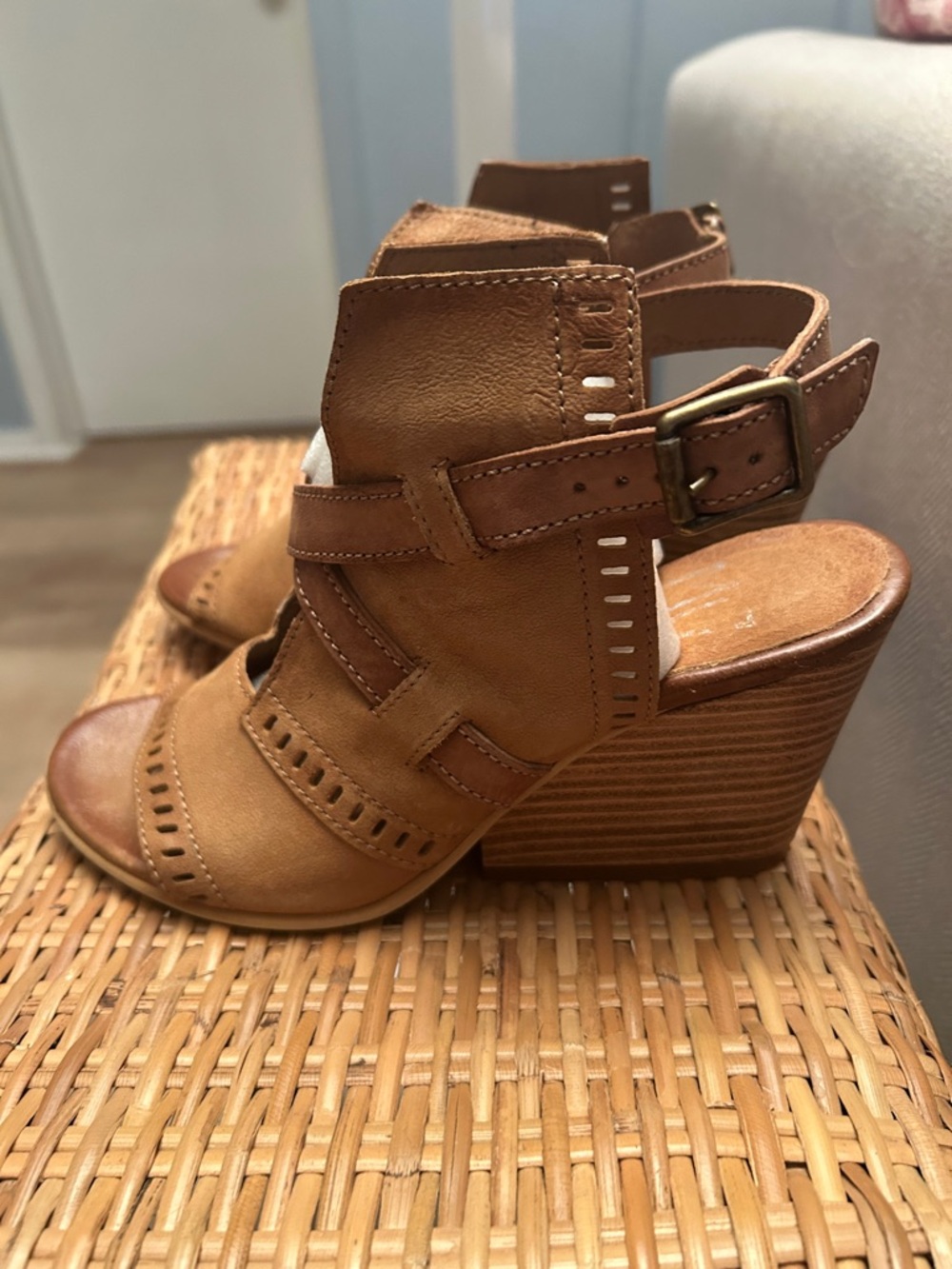 Miz Mooz Women's Tan Leather Wedge Sandal Crisscross Strap Open Toe Sz 37 or 6.5